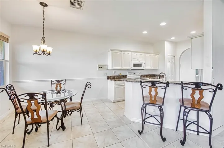 Breakfast Bar & nook