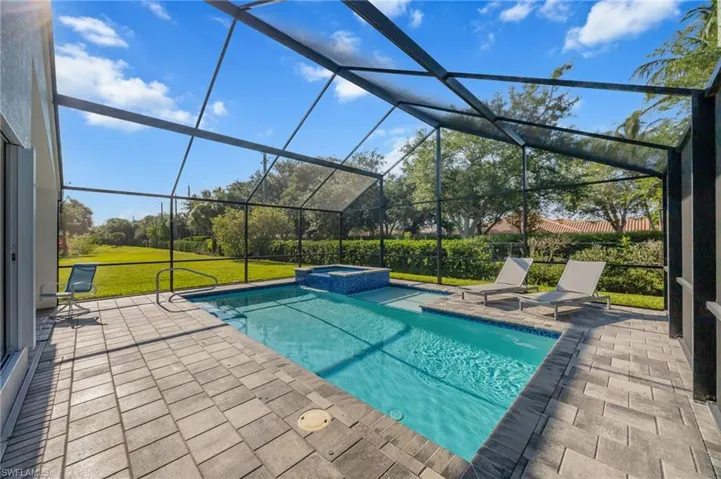 Pool & Spa with Sun Shelf