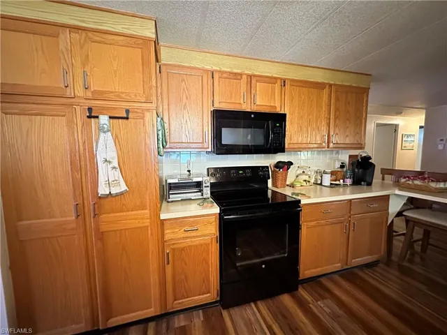Kitchen w/Lots of Cabinets