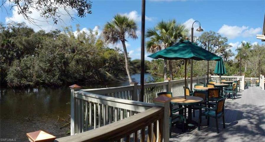 Enjoy al fresco dining on the deck at Blossoms, the outdoor lounge overlooking the Orange River.