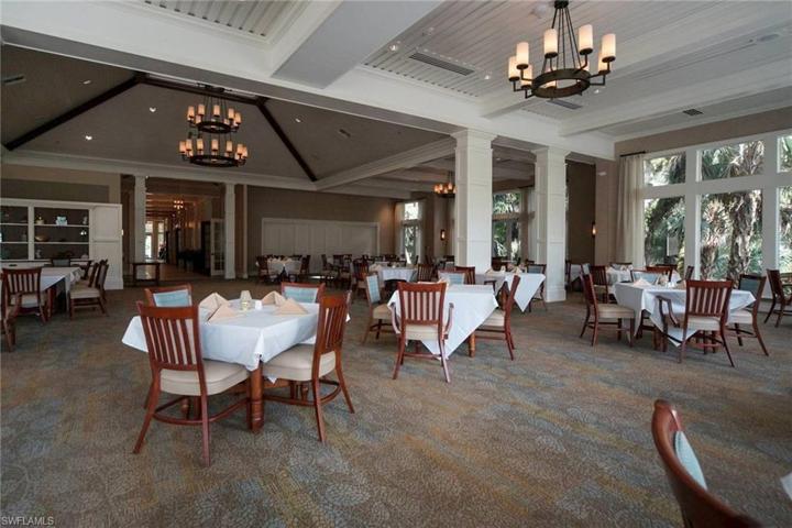The River House is nestled among the Orange River ands beautiful mature oak trees.