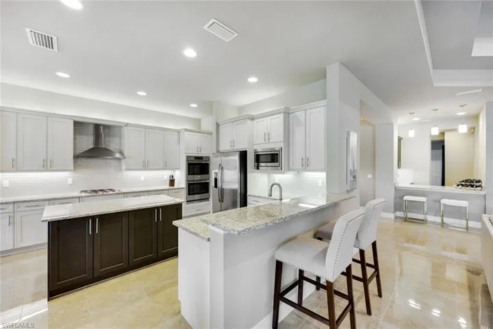 Light and Open Natural Gas Kitchen with Eat in Bar