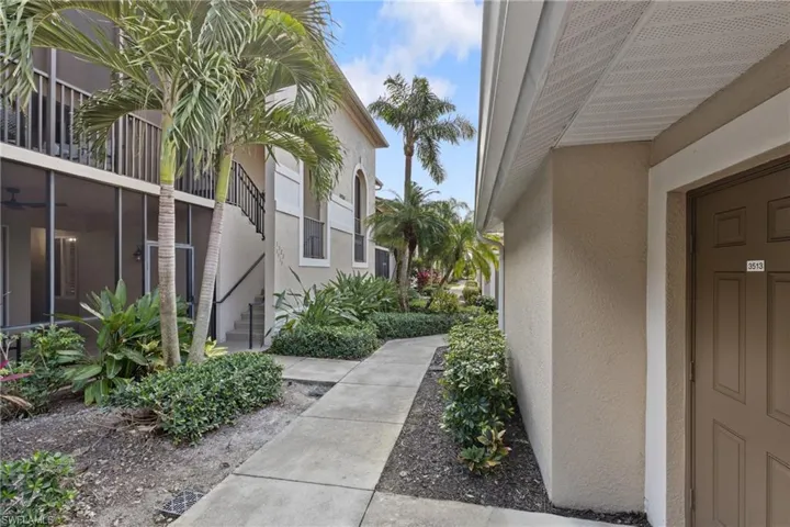 This unit features clear and close easy access to the detached garage space
