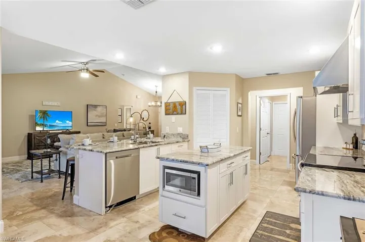 Kitchen with Breakfast Bar for Four