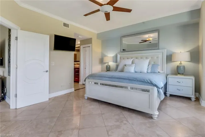 4650  Yacht Harbor  DR, Naples, FL 34112