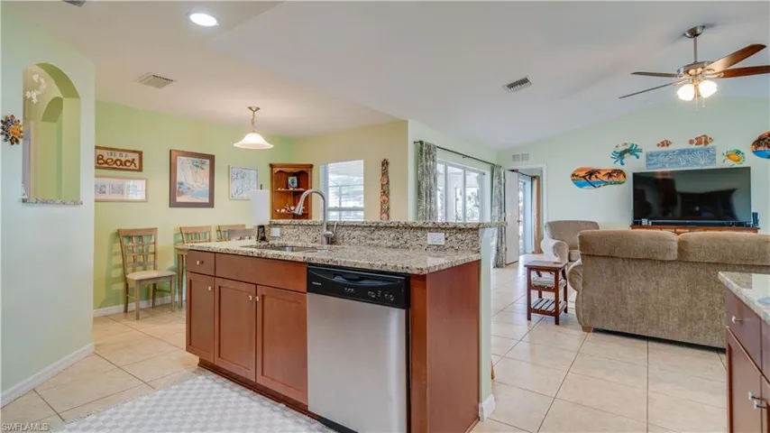 Island with sink, breakfast bar, stainless steel aplliances