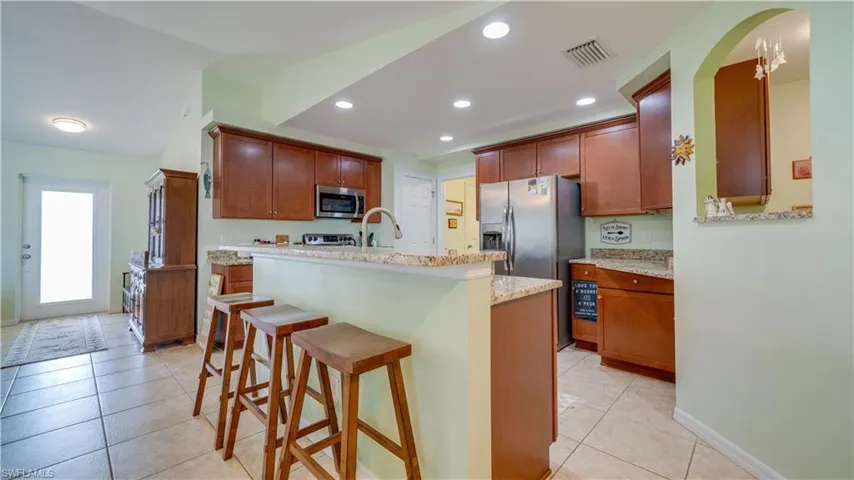 Island with sink, breakfast bar, stainless steel aplliances