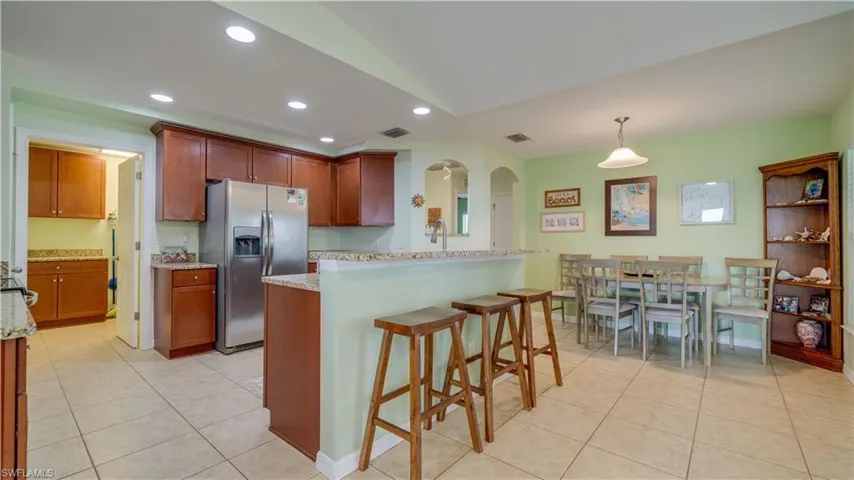 Island with sink, breakfast bar, stainless steel aplliances
