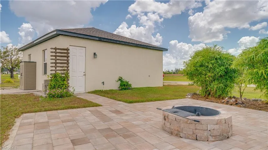 8x18 garage with drive way