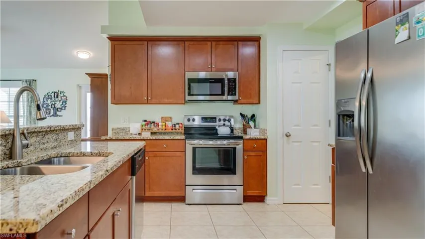 Island with sink, breakfast bar, stainless steel aplliances
