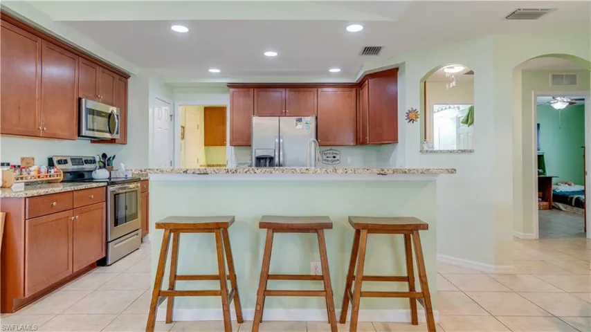 Island with sink, breakfast bar, stainless steel aplliances