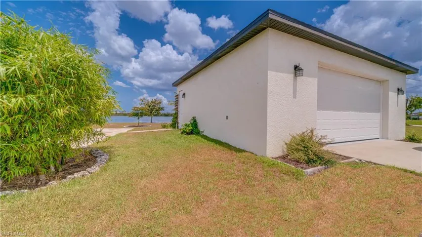 8x18 garage with paver drive way