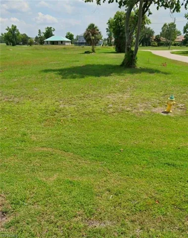Side view of the vacant land.