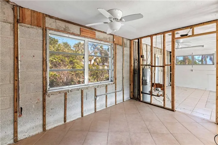 Unfurnished sunroom with a healthy amount of sunlight and ceiling fan