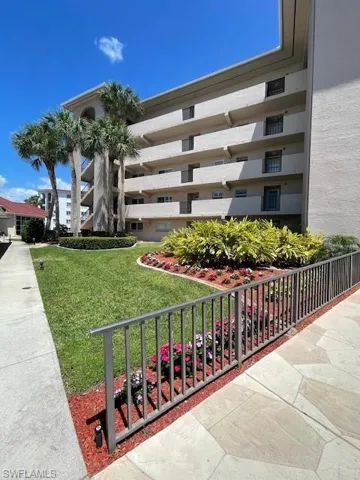 57 High Point Cir W # 405, Naples, Florida 34103