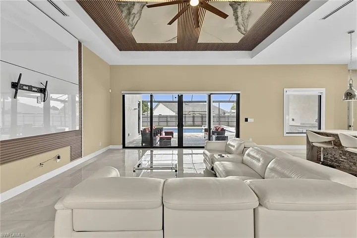 455 Se 17th Ave, Cape Coral, Florida 33990
