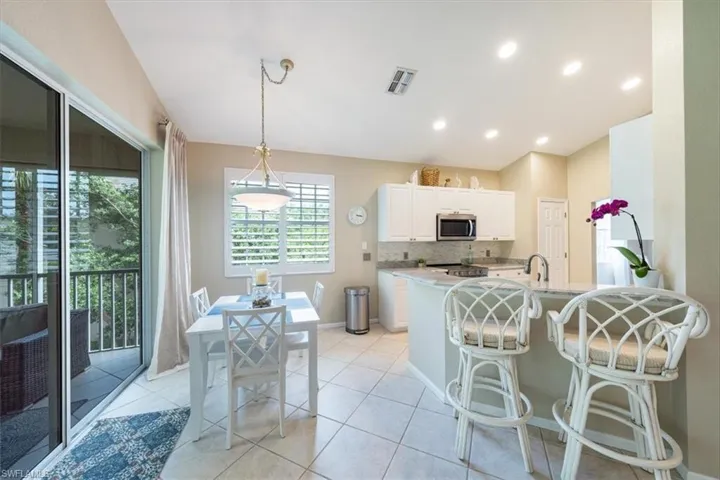 Casual breakfast area with island seating
