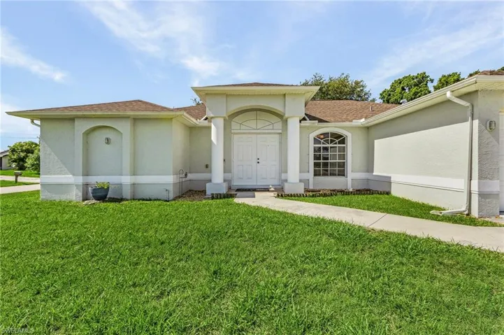 View of front facade featuring a front lawn