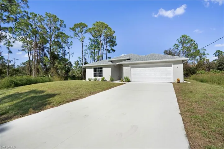 View of front facade with a front yard and a garage