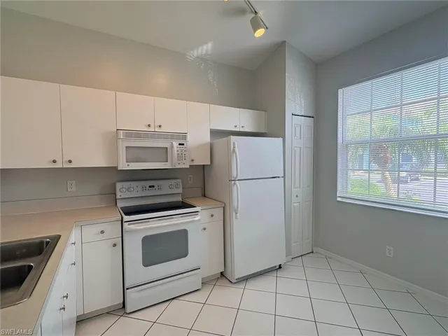 3619 Pine Oak Cir 108, Fort Myers, Florida 33916