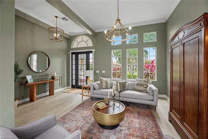 Front living area/foyer