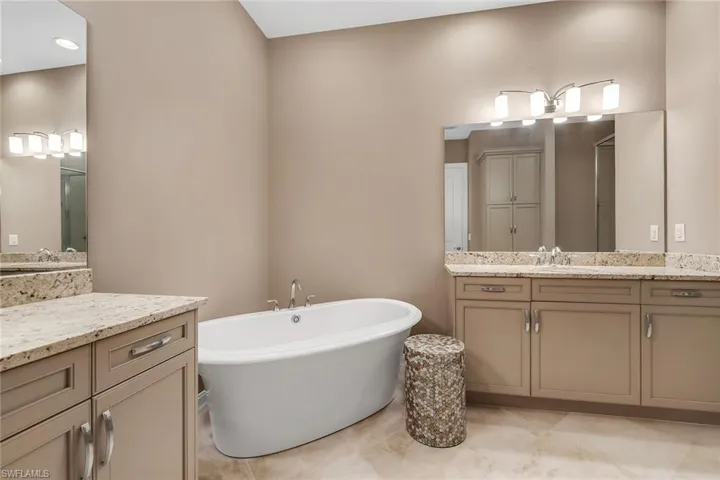7825 Hawthorne Dr 2104, Naples, Florida 34113