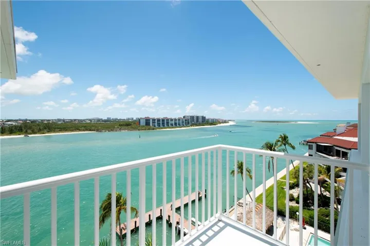 60  Pelican W ST, Naples, FL 34113