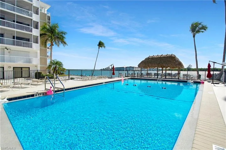 60  Pelican W ST, Naples, FL 34113