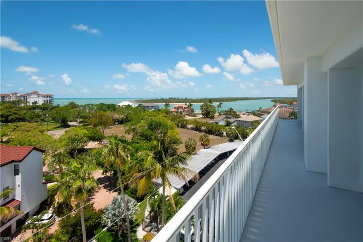 60  Pelican W ST, Naples, FL 34113