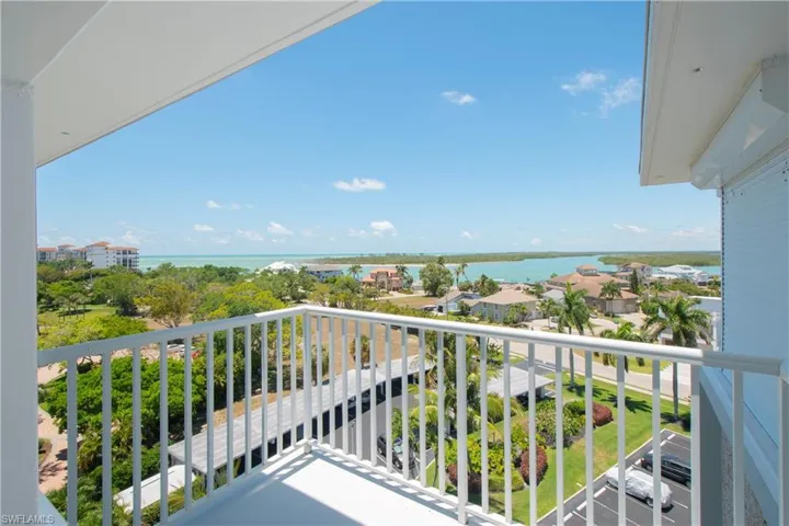 60  Pelican W ST, Naples, FL 34113
