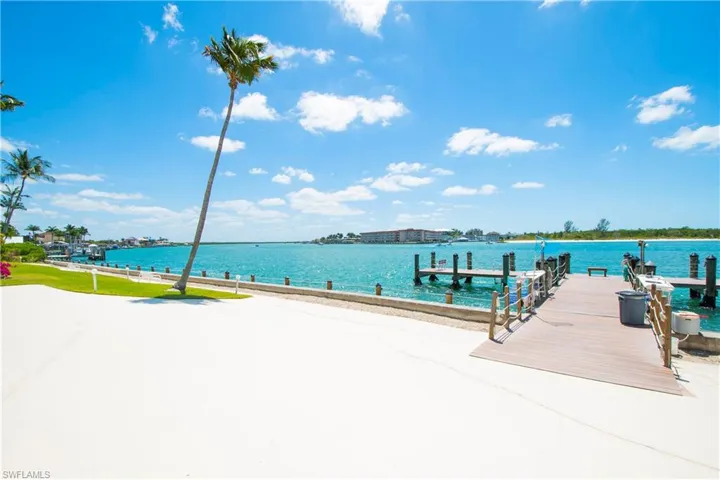 60  Pelican W ST, Naples, FL 34113