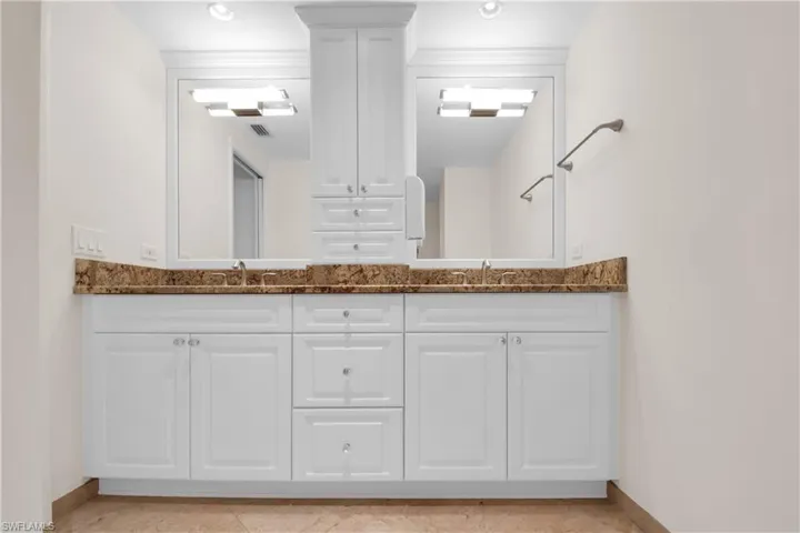 60  Pelican W ST, Naples, FL 34113