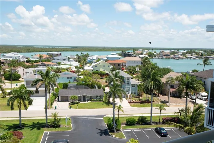 60  Pelican W ST, Naples, FL 34113