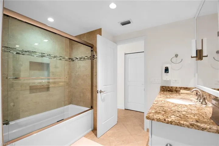 60  Pelican W ST, Naples, FL 34113