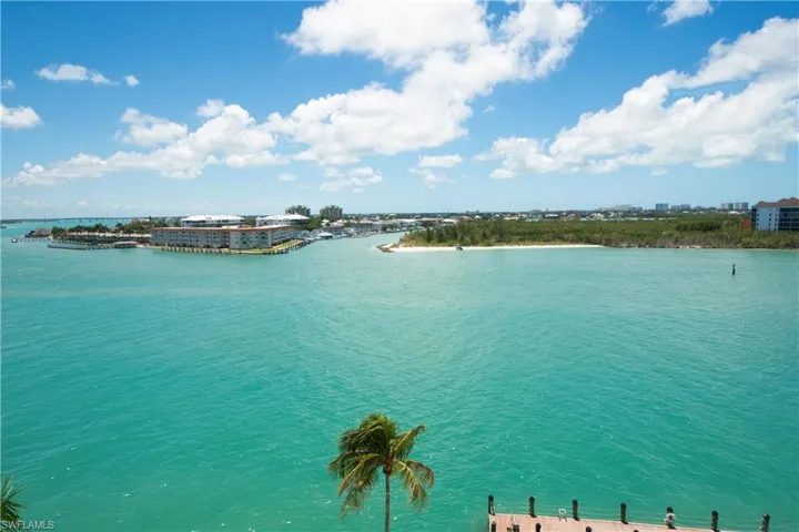 60  Pelican W ST, Naples, FL 34113