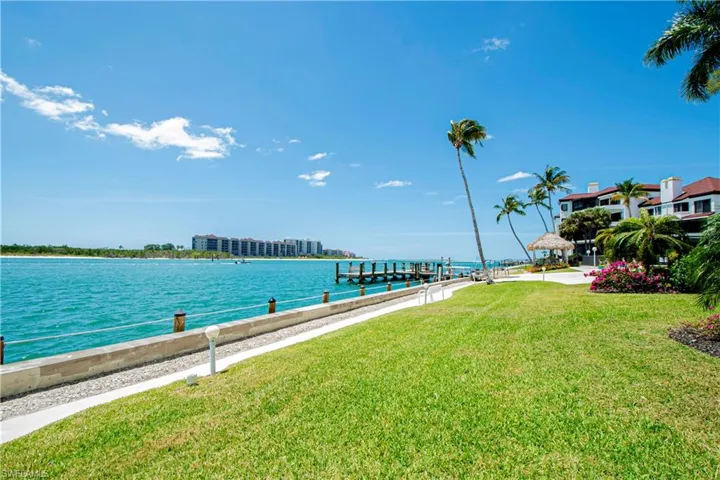 60  Pelican W ST, Naples, FL 34113