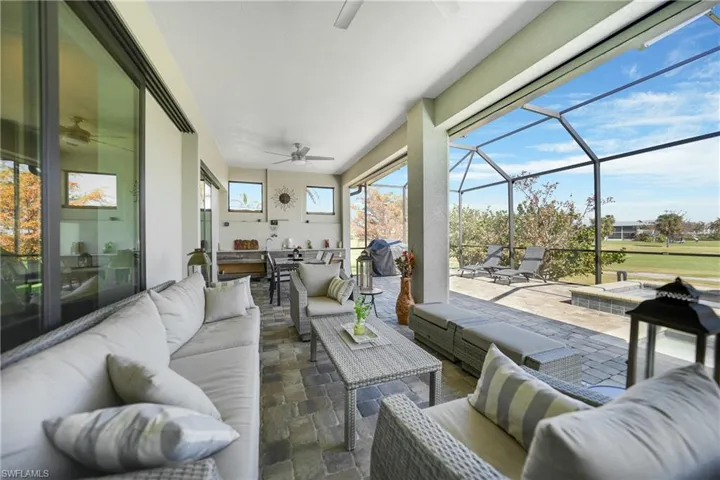 Sunroom / solarium with ceiling fan