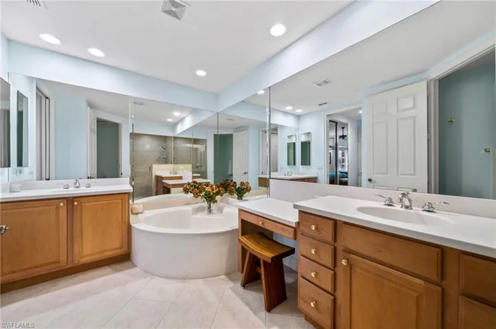 6414  Legacy  CIR, Naples, FL 34113