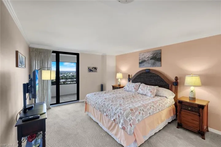 Guest BR w/crown molding, sculptured/plush carpet