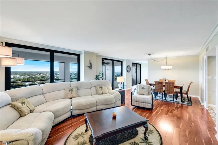Combo LR and DR, or just expand for massive Living Rm entertainment space