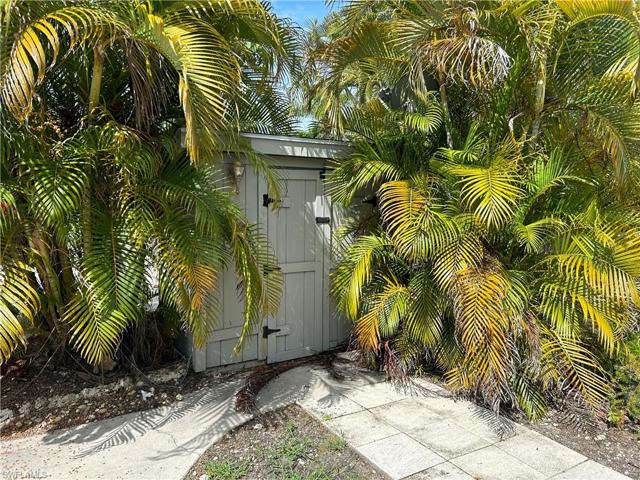 Shed at rear of lot 271