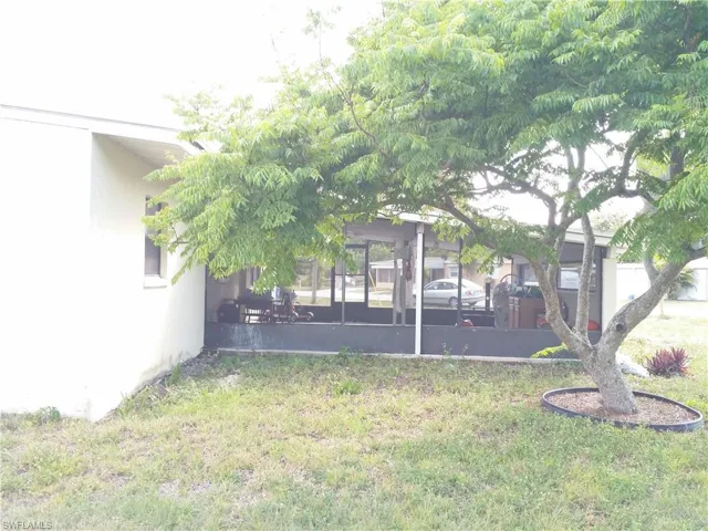 View of grassy yard