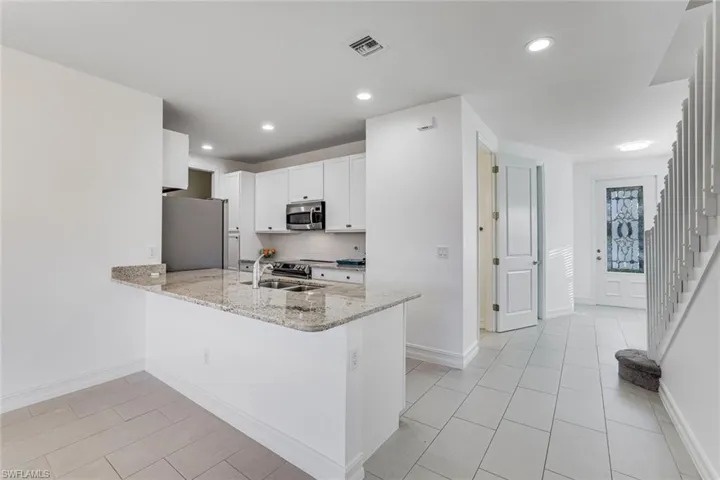 7918  Bristol  CIR, Naples, FL 34120