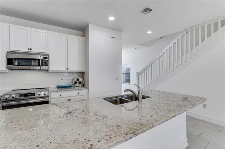 7918  Bristol  CIR, Naples, FL 34120