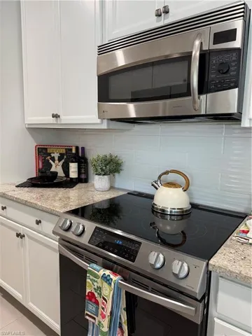 7918  Bristol  CIR, Naples, FL 34120