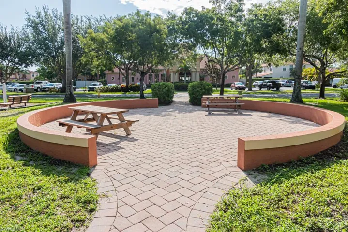 7918  Bristol  CIR, Naples, FL 34120