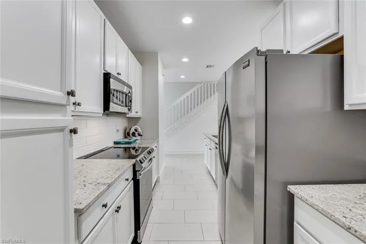 7918  Bristol  CIR, Naples, FL 34120