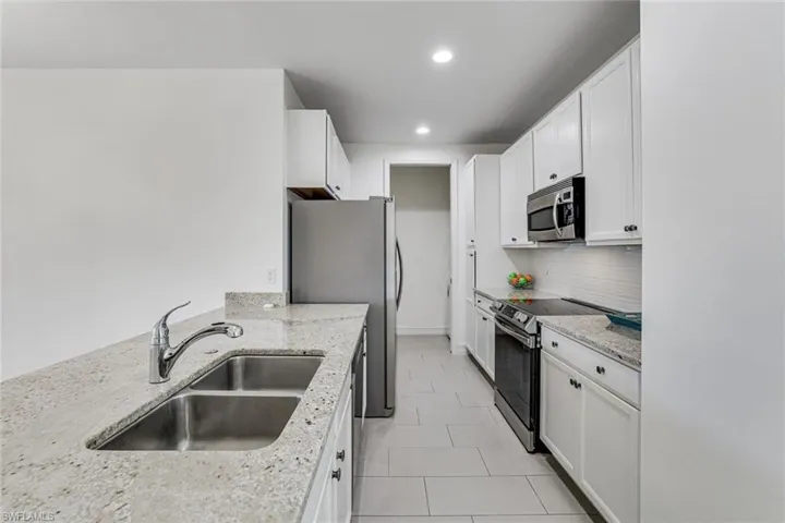 7918  Bristol  CIR, Naples, FL 34120