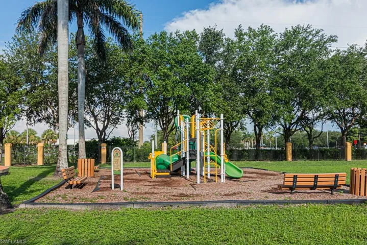 7918  Bristol  CIR, Naples, FL 34120
