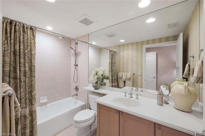 En suite guest bathroom.